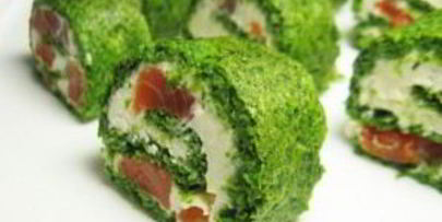 зеленый рулет из шпината с лососем