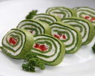 Зеленый рулет с творожной начинкой