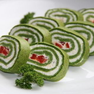 Зеленый рулет с творожной начинкой