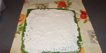 зеленый рулет с творожной начинкой