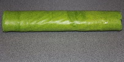 зеленый рулет с творожной начинкой