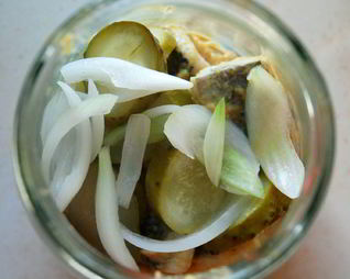 Селедка с горчицей и маринованными огурцами