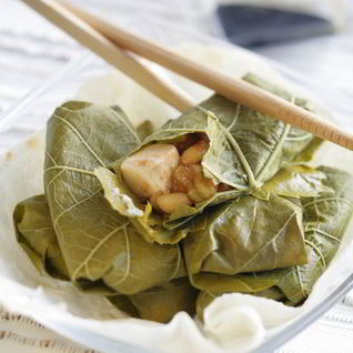 Сыр в виноградных листьях