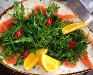 Теплое карпаччо из чавычи с руколой в апельсиновой заправке