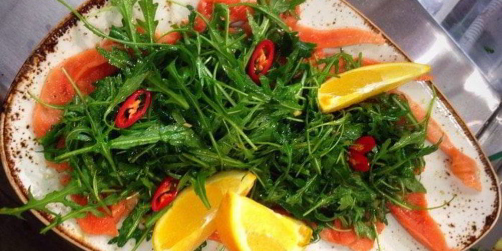 Рецепт теплое карпаччо из чавычи с руколой в апельсиновой заправке