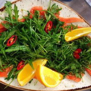 Теплое карпаччо из чавычи с руколой в апельсиновой заправке