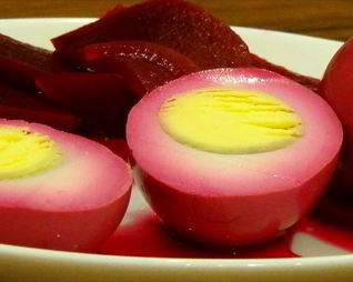 Яйца, маринованные со свеклой