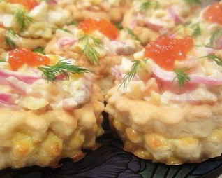 Закусочные волованы с форелью и маринованным красным луком На седьмом небе