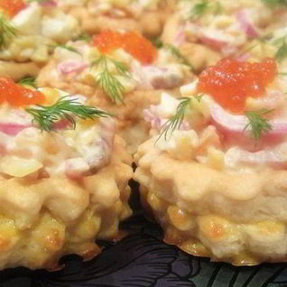 Закусочные волованы с форелью и маринованным красным луком На седьмом небе