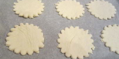 закусочные волованы с форелью и маринованным красным луком на седьмом небе