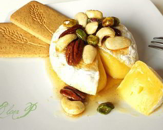 Запеченный сыр бри с глазироваными орехами