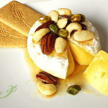 Рецепт Запеченный сыр бри с глазироваными орехами