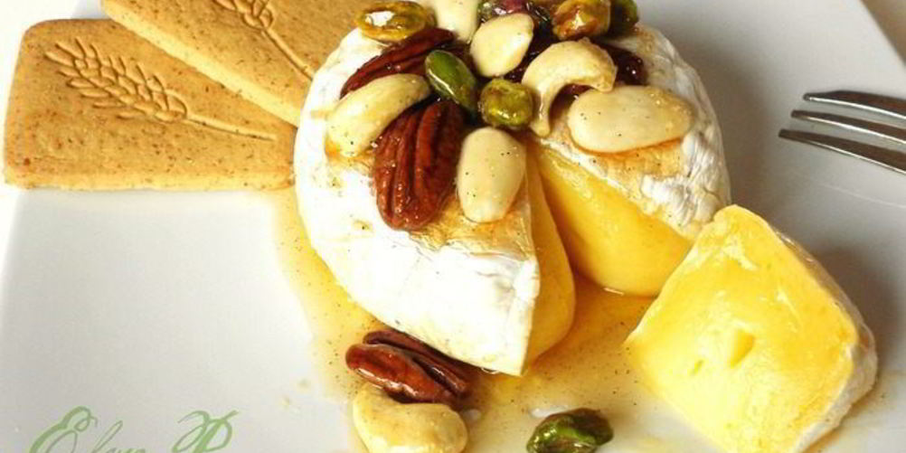 Рецепт запеченного сыра бри с глазироваными орехами