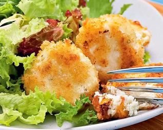 Жареный шевр с салатными листьями