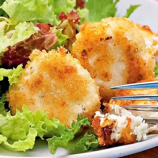 Жареный шевр с салатными листьями