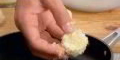 жареный шевр с салатными листьями